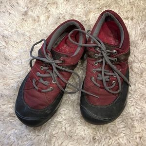 Waterproof hiking shoes